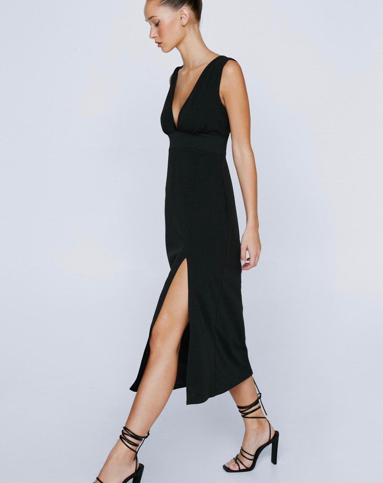 Vestido negro con abertura lateral