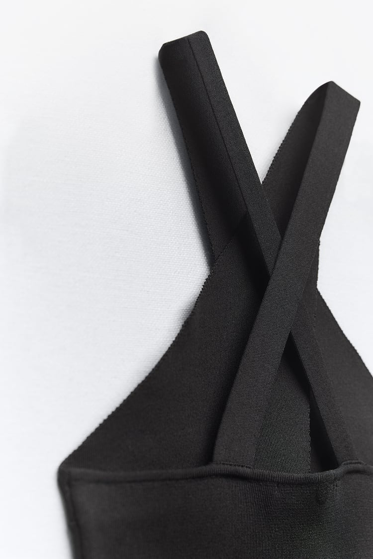 Top negro halter cruzado