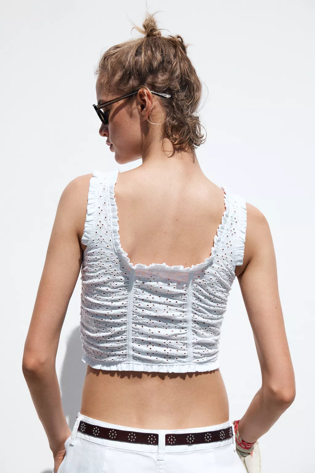 Top blanco perforado