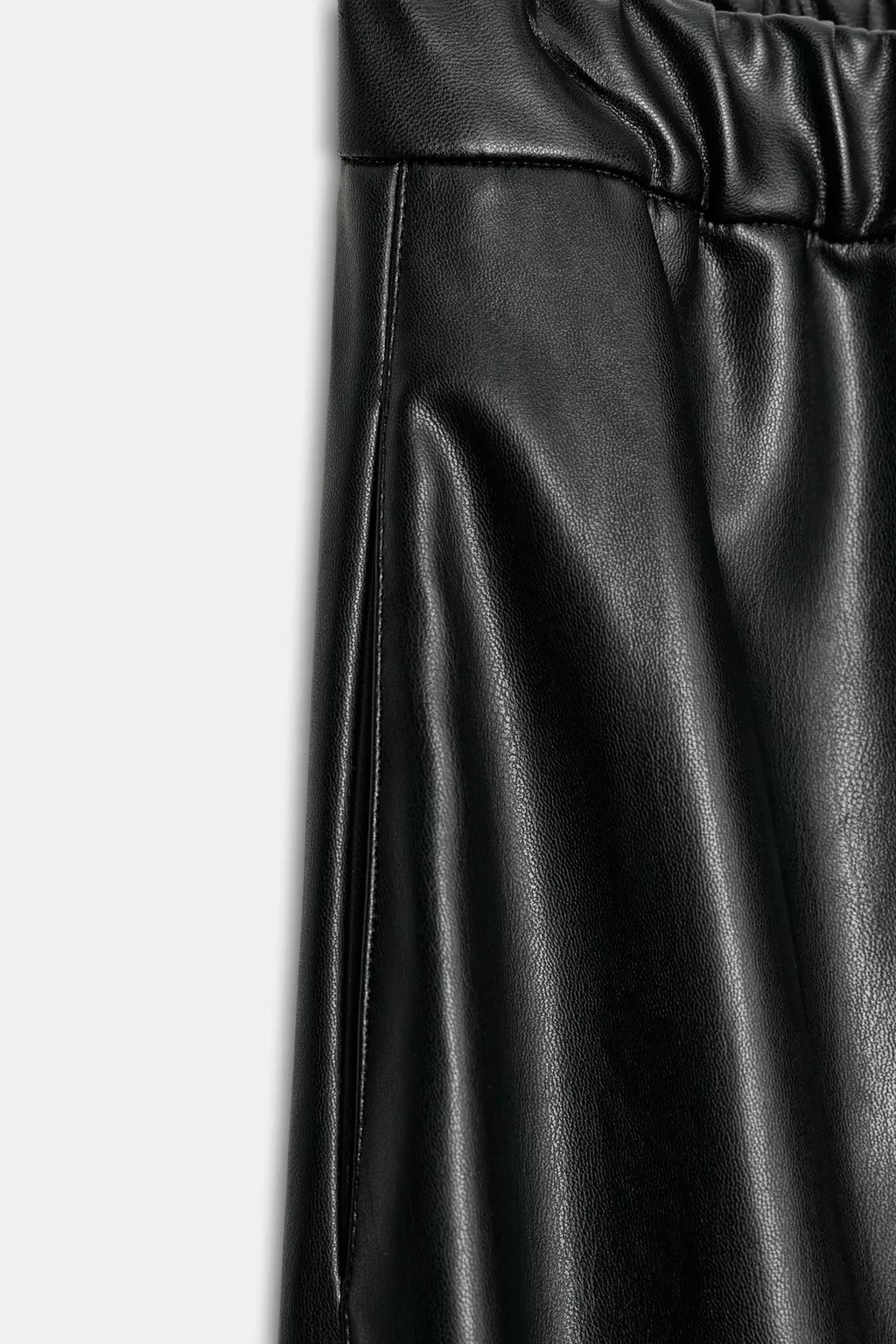 Pantalon cuerina negro